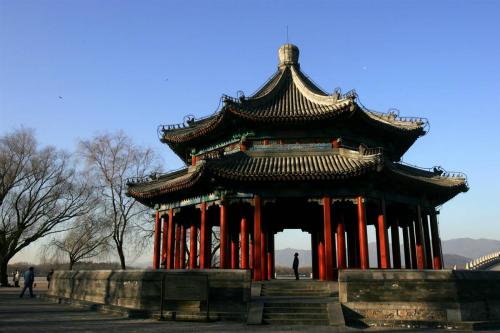 Туристы прогуливаются у павильона Бафанг в Летнем дворце, знаменитом классическом имперском саду в Пекине. Летний дворец, построенный в 1750 году был разрушен в 1860 году и восстановлен в 1886 году. Он был включен в Список всемирного наследия в 1998 году. (China Photos/Getty Images)