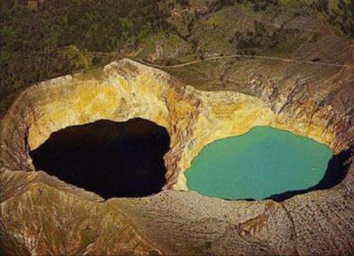 Озера в кратере вулкана Кели-Муту, остров Флорес, Индонезия