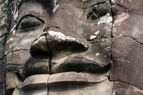Храм Байон в Камбодже славится своими многочисленными гигантскими каменными лицами. В регионе Ангкор существует более 1000 храмов, которые варьируются от невзрачный груды кирпича и щебня разбросанных среди рисовых полей, до великолепного Ангкор Ват, котор