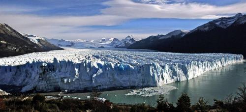 Вид на ледник Перито-Морено расположенный в национальном парке Лос-Гласиарес, на юго-востоке аргентинской провинции Санта-Круз. Это место было внесено в список Всемирного природного наследия ЮНЕСКО в 1981 году. Ледник является одним из наиболее интересных туристических объектов в аргентинской части Патагонии и 3-м по величине ледником в мире после Антарктиды и Гренландии. (Daniel Garcia/AFP - Getty Images)