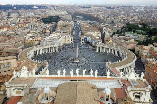 Аэрофотосъемка площади Св. Петра в Ватикане. По данным веб-сайта Всемирного наследия, в пределах этого небольшого государства находится уникальная коллекция художественных и архитектурных шедевров. Ватикан был включен в Список всемирного наследия в 1984 году. (Giulio Napolitano/AFP - Getty Images)