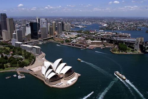 Сиднейский Оперный Театр — одно из наиболее известных и легко узнаваемых зданий мира, являющееся символом Сиднея и одной из главных достопримечательностей Австралии. Сиднейский Оперный театр внесен в программу Всемирного наследия в 2007 году. (Torsten Blackwood/AFP - Getty Images)