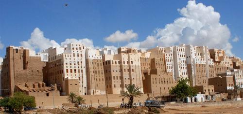 Общий вид на город Шибам, расположенный на востоке Йемена в провинции Хадрамаут. Шибам славится своей ни с чем не сравнимой архитектурой, которая включена в программу Всемирного наследия ЮНЕСКО. Все дома тут построены из глиняных кирпичей, примерно 500 домов можно считать многоэтажными, так как они имеют 5-11 этажей. Шибам часто называют «старейшим городом небоскрёбов в мире» или «Пустынным Манхэттаном», это также древнейший пример городского планирования, основанного на принципе вертикального строительства. (Khaled Fazaa/AFP - Getty Images)