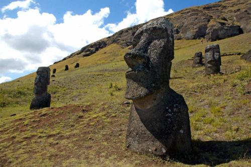 Некоторые из 390 брошенных огромных статуй из спрессованного вулканического пепла (моаи на языке рапа-нуи) у подножия вулкана Рано Рараку на острове Пасхи, в 3700 км от побережья Чили. Национальный парк Рапа-Нуи включен в программу Всемирного наследия ЮНЕСКО с 1995 года. (Martin Bernetti/AFP - Getty Images)
