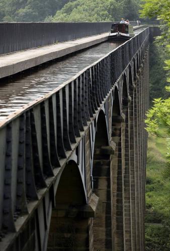 Расположенный в северо-восточной части Уэльса, 18-километровый акведук Понткисиллте – подвиг гражданского строительства времен промышленной революции, строительство которого было завершено в первые годы 19-го века. Спустя более чем 200 лет после своего открытия всё ещё используется и является одним из наиболее загруженных участков канальной сети Великобритании, пропуская около 15 000 лодок в год. В 2009 году акведук Понткисилте был занесён в список Всемирного наследия ЮНЕСКО как «веха в истории гражданской инженерии эпохи промышленной революции». Этот акведук – один из необычных памятников сантехникам и водопроводу (Christopher Furlong/Getty Images)