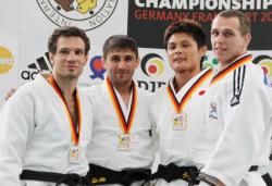 Будагов Вугар (вторй с лево) чемпион мира